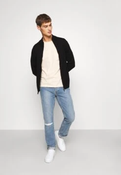 Herenkledingwinkel -Herenkledingwinkel 7cc0d4a0d2a549929773723319fd4469